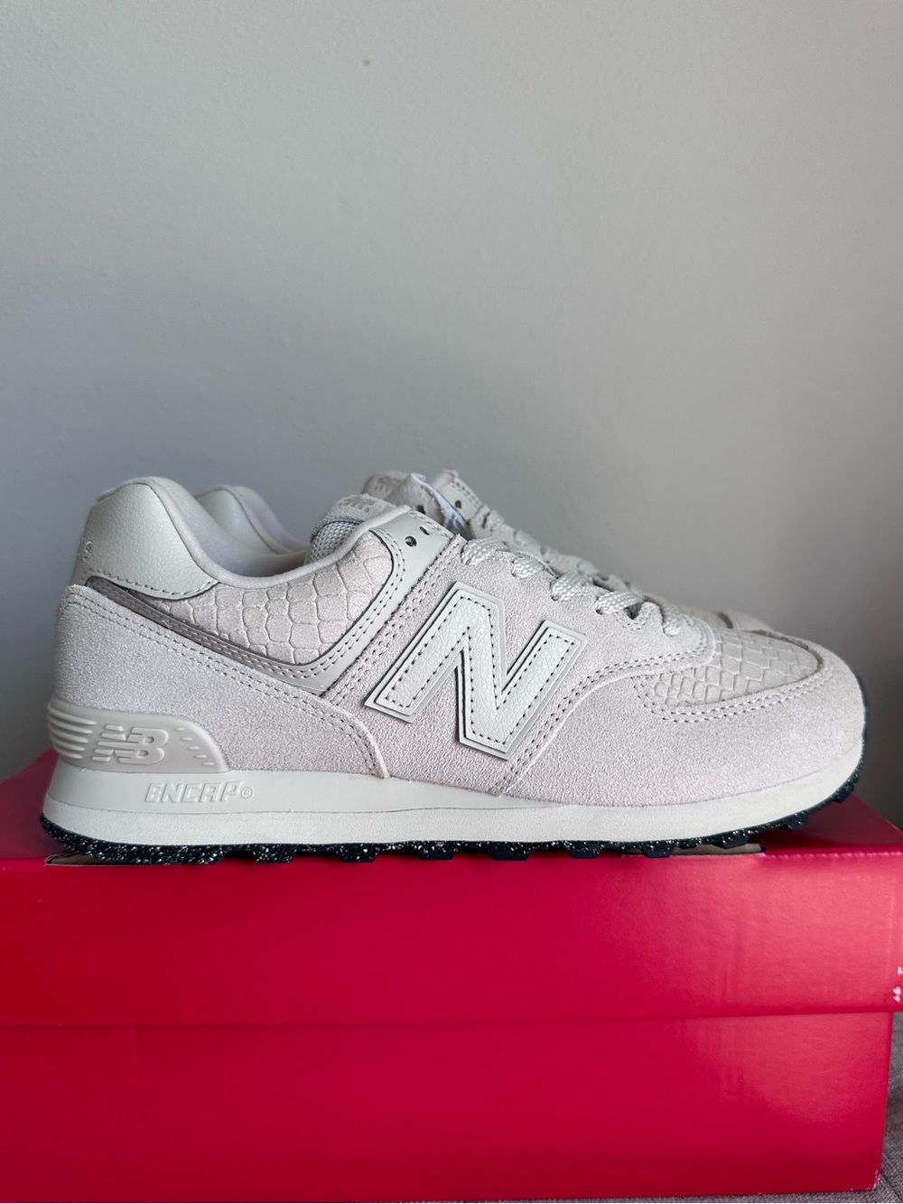 New Balance 574 Women's Beige/ Taupe Grey Calcium Classic Croc
Shoe Size 9.5